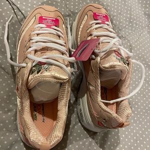Sketchers pink flower pattern sneakers size 8.5 d’lights bright blossoms memory